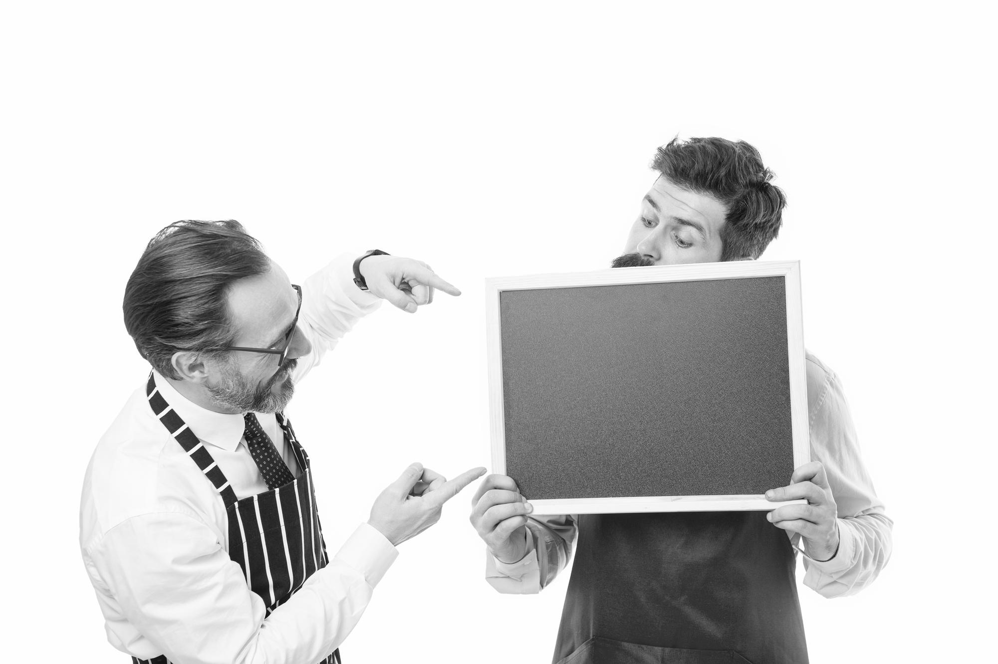 chef prezentand un meniu modern